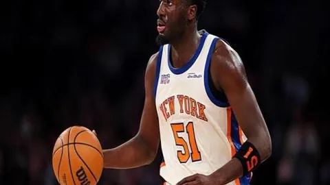 湖人三巨头詹姆斯领跑狂轰85分胜灰熊，书写42000分辉煌新篇章